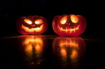 pumpkins-glowing-on-halloween