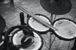 drum-sticks-on-drums-for-gig